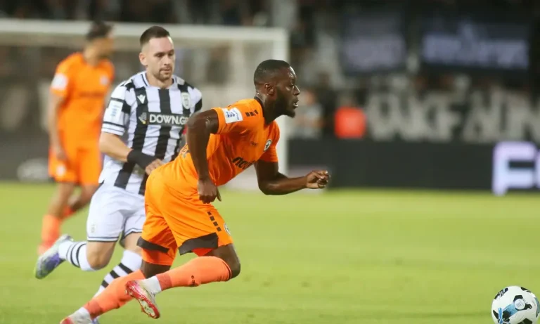 ΠΑΟΚ – Ατρόμητος 0-0: Χωρίς σκορ το Α’ ημίχρονο με αποβολή Μπάκου