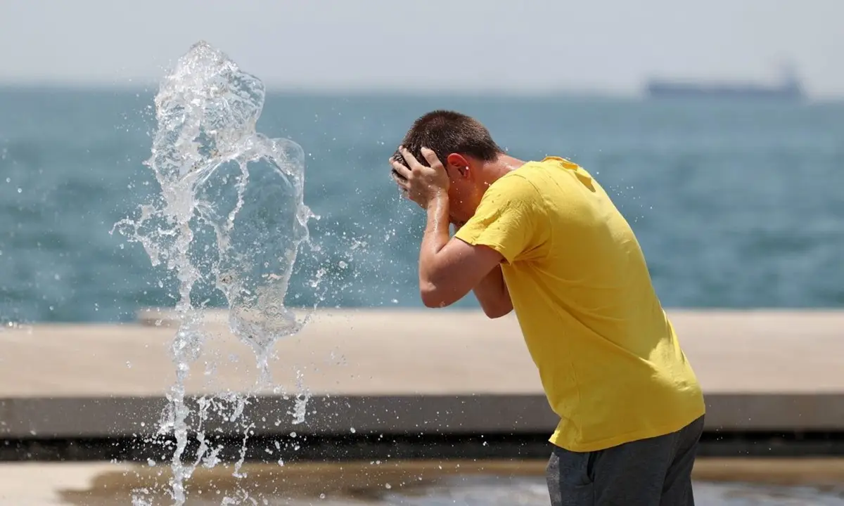 Καιρός: Έρχεται ακόμα ένας καύσωνας με 40άρια και δυνατούς ανέμους