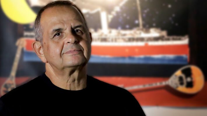 O Βαγγέλης Κορακάκης διηγείται τη ζωή του όλη