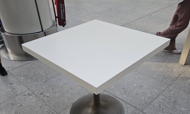 Η μάχη για μια καρέκλα στο Athens Mall