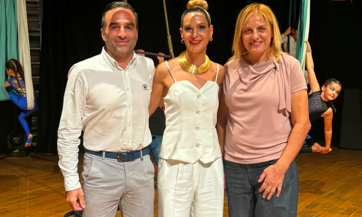 Σχολή NamasteFit: «Άγγιγμα Συναισθημάτων» – Εναέρια Παράσταση για το Bullying και την Ενδοοικογενειακή Βία