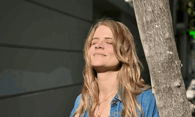 Grand Hotel: Η Δανάη Μιχαλάκη φέρνει τα πάνω-κάτω ως Φρίντα Ζάππα