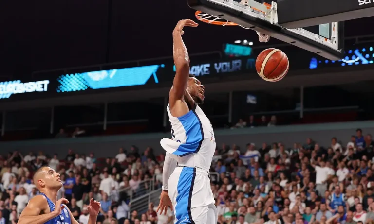 Με σούπερ Γιάννη η Ελλάδα, στο ημίχρονο 50-41 το Ισραήλ