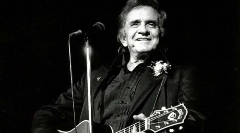 Σαν σήμερα, «ο άνθρωπος με τα μαύρα» έφυγε απ’ τη ζωή