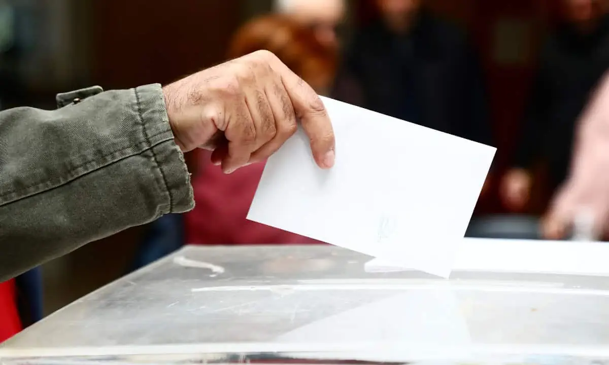 Δημοσκόπηση Interview: Παλεύει να μην πέσει κάτω από το 20% η κυβέρνηση – 8 στους 10 απαξιώνουν τη ΔΕΘ – Τεράστια απήχηση Καρυστιανού