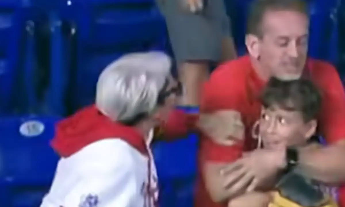 Κόντρα για ένα μπαλάκι πατέρας το έδωσε στο παιδί του και έγινε χαμός στην κερκίδα (video)
