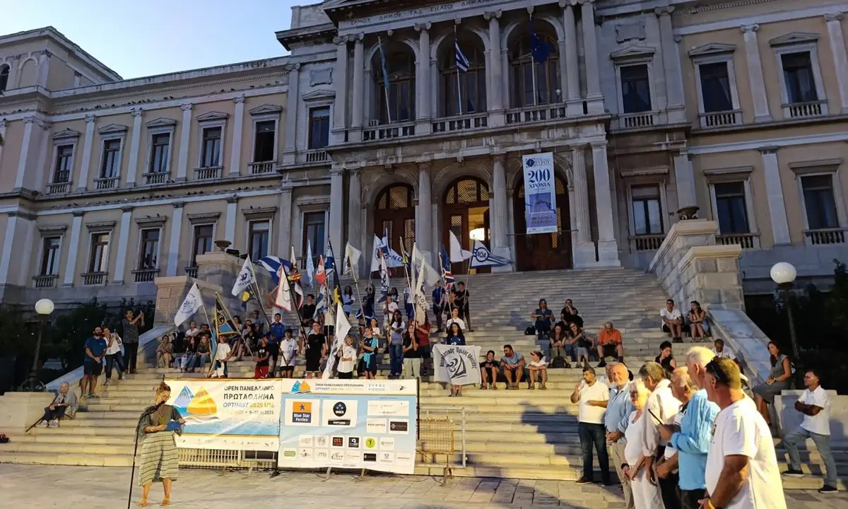 Με εντυπωσιακές ιστιοδρομίες ξεκίνησε στη Σύρο το Open Πανελλήνιο Πρωτάθλημα Οπτιμιστ U16!