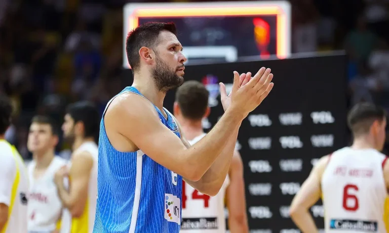 Κώστας Παπανικολάου: Συγκινητικές εμφανίσεις από τον αρχηγό της Εθνικής, δεν καταλαβαίνει από πόνο και σβήνει τους NBAers