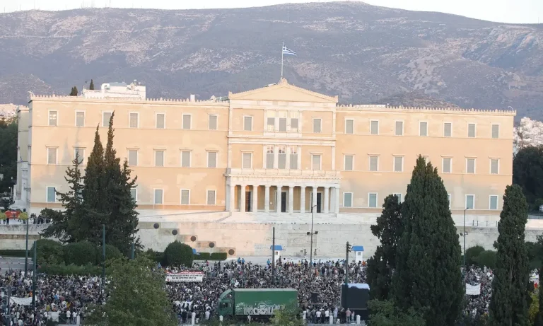 Τέμπη: Συγκεντρώσεις σε όλη την Ελλάδα με πλήθος κόσμου στο Σύνταγμα