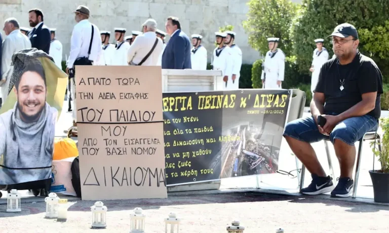 Τέμπη: Ξεκίνησε απεργία πείνας στο Σύνταγμα ο Πάνος Ρούτσι γιατί του απαγορεύουν την εκταφή του γιου του – Μ.Καρυστιανού: «Μέχρι που θα μας φτάσετε;»