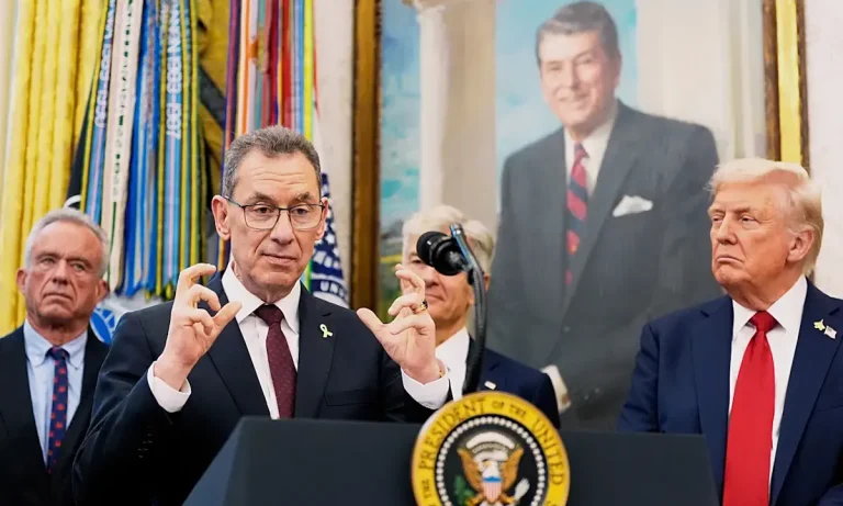 Άλμπερτ Μπουρλά: Στην Ευρώπη «βασιλιάς» – Στις ΗΠΑ «αυλικός» – Η Αμερική ταπείνωσε τη Pfizer προς όφελος (μόνο) του εαυτού της