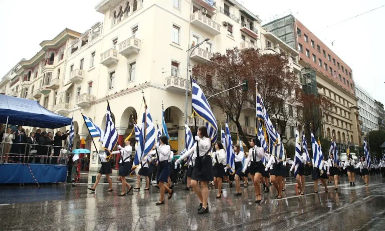 Θεσσαλονίκη – 28η Οκτωβρίου: Συγκίνηση στην παρέλαση – Οι μαθητές δεν «μάσησαν» από την καταρρακτώδη βροχή και παρέλασαν με καμάρι