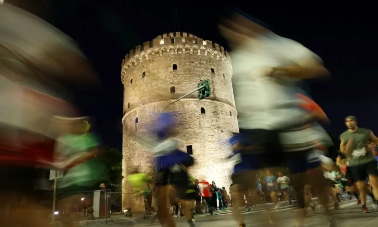 13ος Νυχτερινός Ημιμαραθώνιος Θεσσαλονίκης: 10.000 δρομείς, μεγάλα ρεκόρ και συγκίνηση στους δρόμους της πόλης