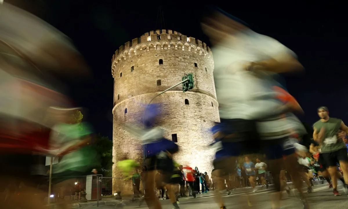 13ος Νυχτερινός Ημιμαραθώνιος Θεσσαλονίκης: 10.000 δρομείς, μεγάλα ρεκόρ και συγκίνηση στους δρόμους της πόλης
