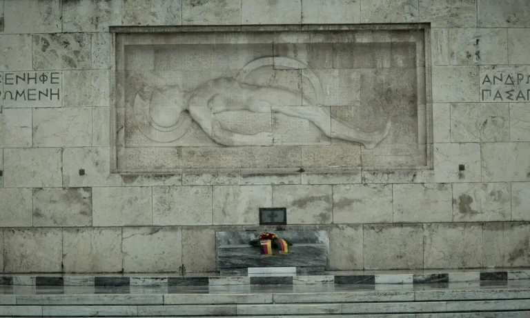 Άγνωστος Στρατιώτης: Μπαλάκι ευθυνών μεταξύ Ν.Δένδια και Χ.Δούκα για τη φροντίδα του μνημείου – Λειτουργεί η «παγίδα» Μητσοτάκη;