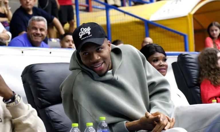 Μπάσκετ: Εκρηκτική πρεμιέρα στο ΝΒΑ: Ο Γιάννης «καθάρισε» τους Γουίζαρντς – Θρίαμβοι για Ουεμπανιάμα και Μάξι