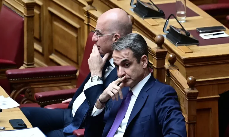 Το ρήγμα Μητσοτάκη – Δένδια γίνεται χάσμα: «Μύλος» το Μαξίμου με τις διαφοροποιήσεις του υπουργού Άμυνας για τον Άγνωστο Στρατιώτη