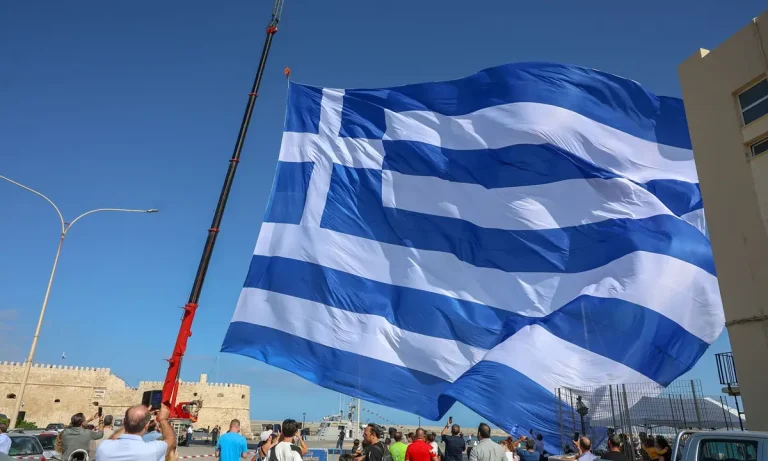 Ηράκλειο: Υψώθηκε και φέτος η τεράστια ελληνική σημαία των 1.440 τ.μ. στο λιμάνι για την 28η Οκτωβρίου!