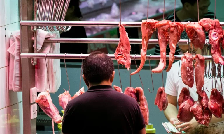 Πώς το κρέας ξανά έγινε προνόμιο των λίγων; Από τις θυσίες των αρχαίων Ελλήνων στα 20 ευρώ το κιλό