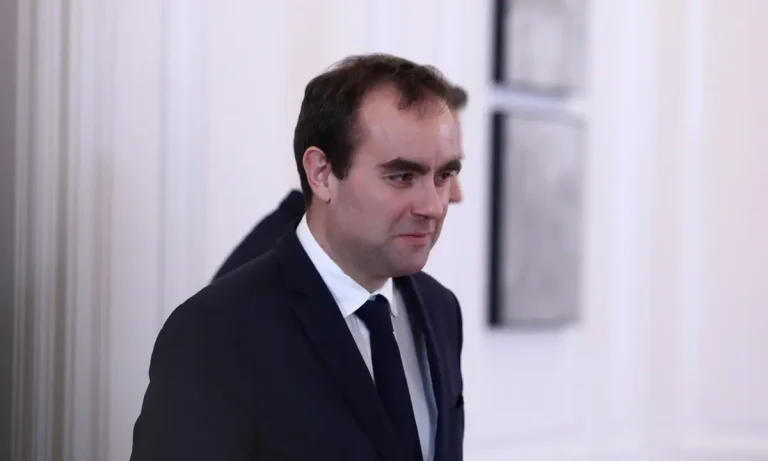 Μακρόν σε κρίση: Διορία 48 ωρών στον Λεκορνί για έξοδο από το αδιέξοδο