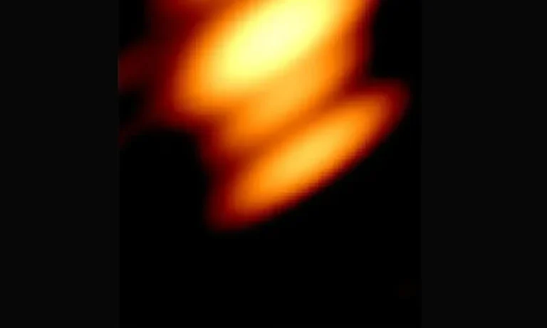 Οι αστρονόμοι κατέγραψαν δύο μαύρες τρύπες να “χορεύουν” στο κέντρο ενός γαλαξία