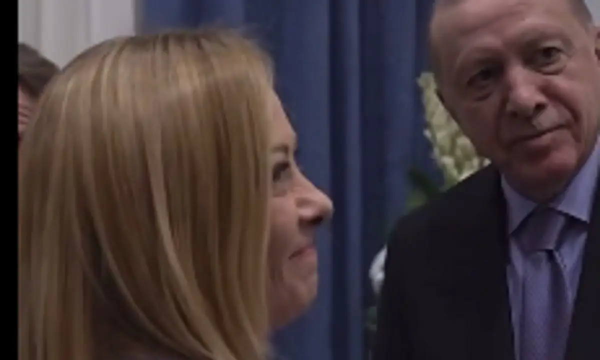 Ερντογάν σε Μελόνι: «Κόψε το κάπνισμα» – Αμήχανη αντίδραση στη Σύνοδο