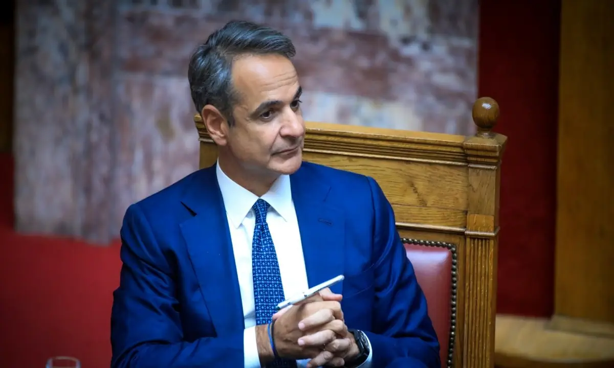 Κυριάκος Μητσοτάκης: Ισορροπούσε στα χέρια του ένα… στυλό την ώρα που η κυβέρνηση και η χώρα κλονίζεται από αστάθεια