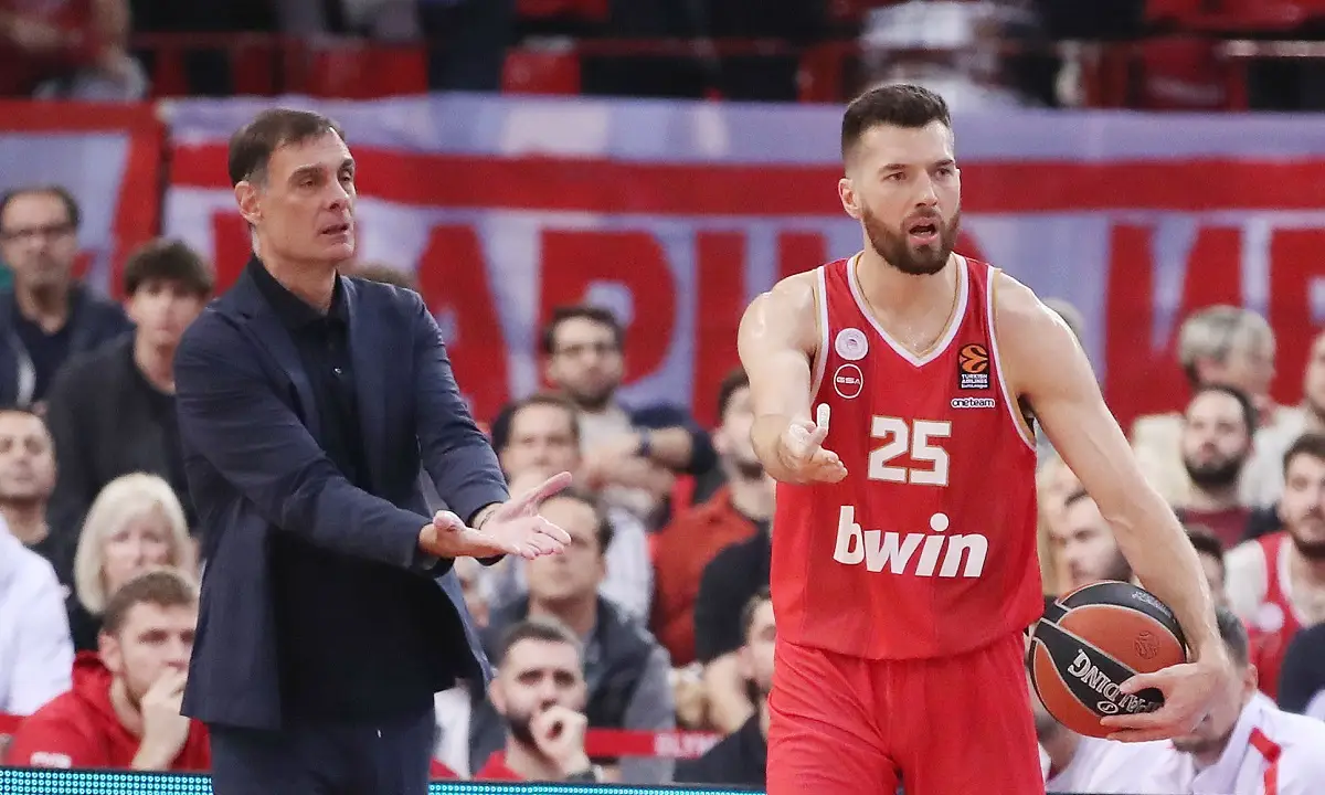 Ολυμπιακός: Άλλα λέει ο Μπαρτζώκας, άλλα ο Πίτερς