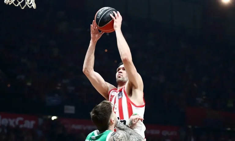 Θρυλικός Παπανικολάου έγινε πρώτος στην ιστορία του Ολυμπιακού σε συμμετοχές