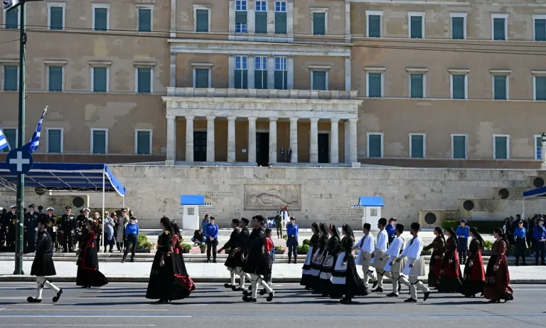 28η Οκτωβρίου: Με λαμπρότητα η μαθητική παρέλαση στη Αθήνα – Δείτε φωτογραφίες!