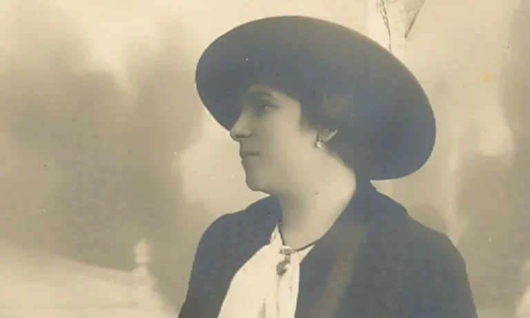 Η Ελληνίδα που έφτιαχνε κούκλες πριν από εκατό χρόνια και χωρίς να το ξέρει έγινε σύμβολο