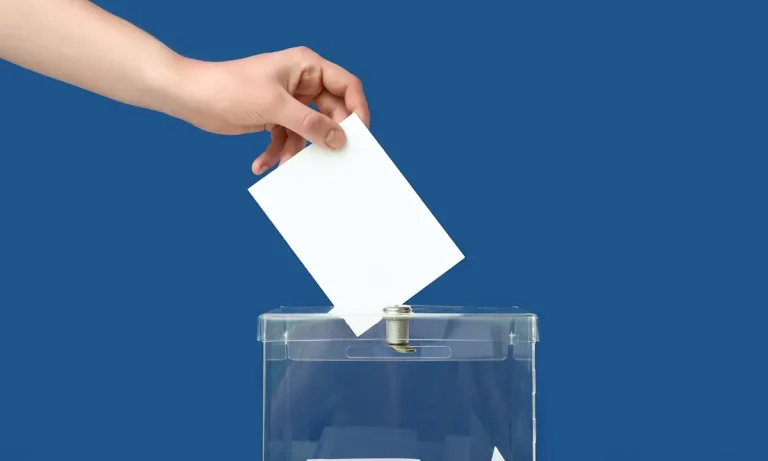 Δημοσκόπηση: Το 73,8% λέει ότι η κυβέρνηση συγκαλύπτει τις υποθέσεις διαφθοράς – Οι 7 στους 10 δεν εμπιστεύονται την ελληνική Δικαιοσύνη