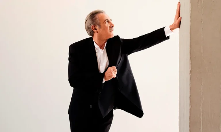 Τότε επιστρέφει στις οθόνες μας ο Λάκης Λαζόπουλος στο κανάλι του Βαγγέλη Μαρινάκη