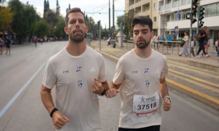 Το πιο δυνατό μήνυμα του Αυθεντικού Μαραθωνίου από τον Μάριο Σαρέλλα –  Ο δρομέας με πρόβλημα όρασης που ξεχώρισε στην εφετινή διοργάνωση (vid.)