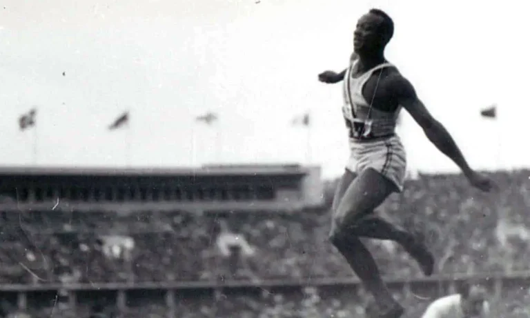 Must Read: Η μέρα που ο Χίτλερ αναγκάστηκε να χειροκροτήσει έναν μαύρο αθλητή