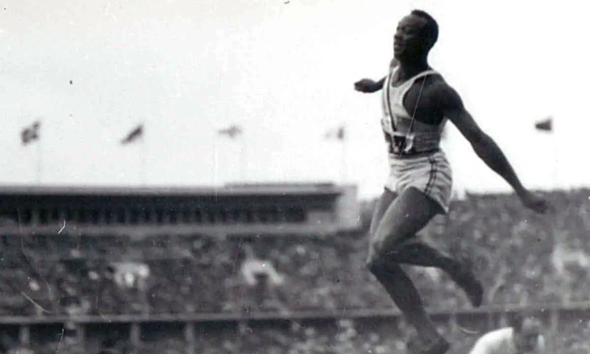 Η μέρα που ο Χίτλερ αναγκάστηκε να χειροκροτήσει έναν μαύρο αθλητή