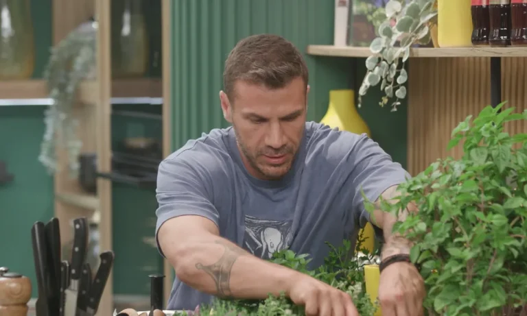 Kitchen Lab με Άκη Πετρετζίκη: Πίτσα με cream cheese, ψαρονέφρι με πουρέ και σοκολατένια σαρλότ