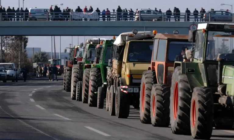 Ολοκληρωτικό «πόλεμο» στην κυβέρνηση κηρύσσουν οι αγρότες – Πανελλαδικά μπλόκα προμηνύουν «καυτό» Δεκέμβρη