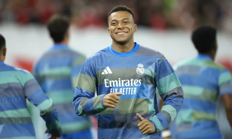 Δημοσιογράφος σε Εμπαπέ: «Τα συνθήματα των οπαδών του Ολυμπιακού εναντίον σου σε κινητοποίησαν; Τα άκουσες;»