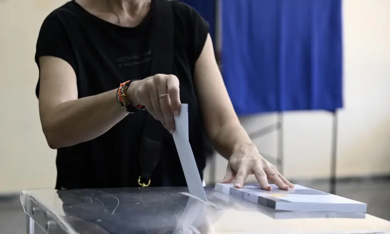 Δημοσκόπηση Interview: Τελευταία στιγμή θα καταλήξει στην ψήφο του το 64% των αναποφάσιστων – Κόβουν το κρέας οι Έλληνες για να επιβιώσουν