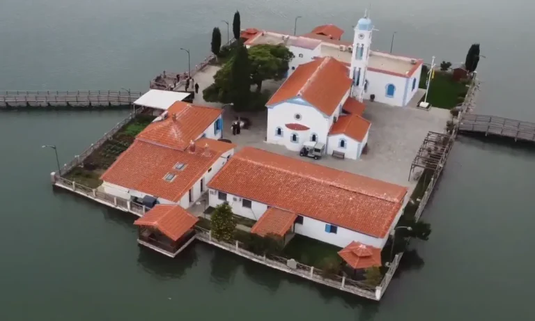 Το ελληνικό μοναστήρι που στέκεται πάνω σε δύο μικρές νησίδες και μοιάζει σαν να επιπλέει