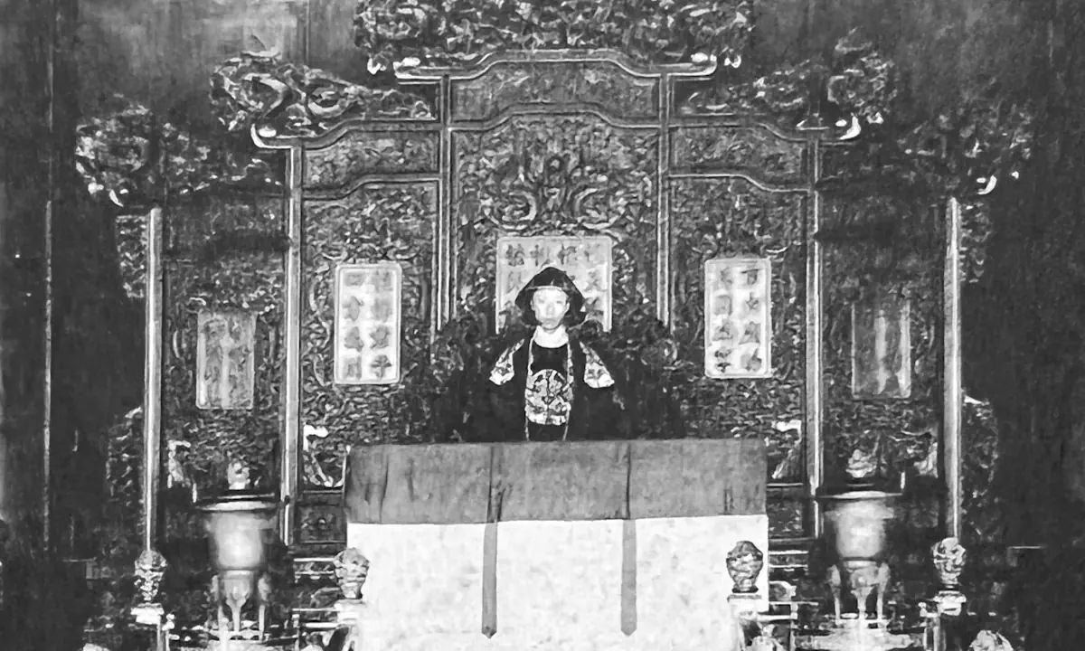 Ο τελευταίος αυτοκράτορας της Κίνας που έζησε σαν απλός εργάτης στους δρόμους του Πεκίνου