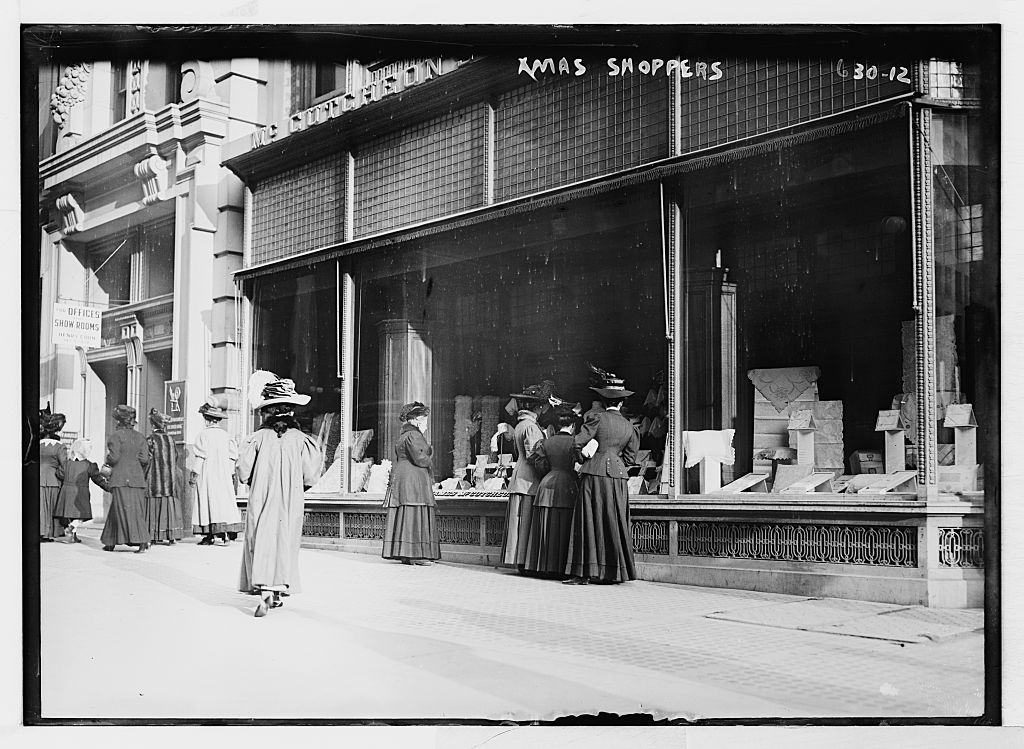 άνθρωποι στη Νέα Υόρκη που κοιτούν χριστουγεννιάτικη βιτρίνα στις αρχές του 20ού αιώνα