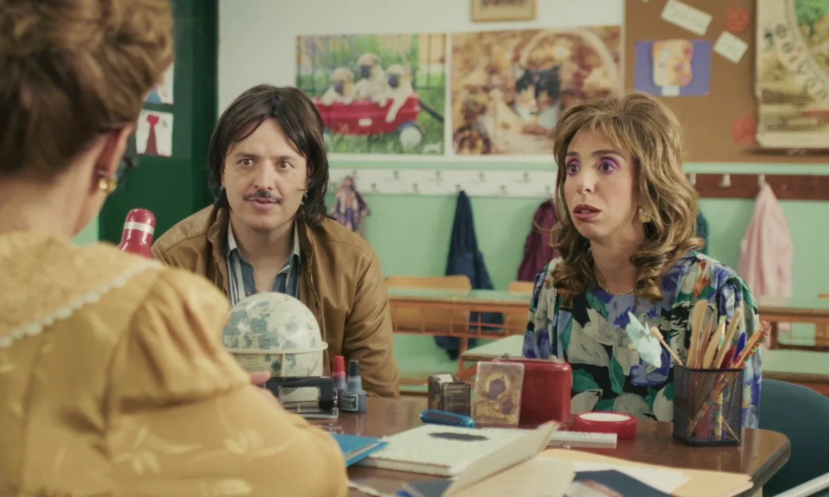 Τσουβέλας σε ρόλο μπαμπά με νεύρα στο Τότε και Τώρα – Οι «Βαθμοί Σχολείου» φέρνουν τα πάνω κάτω