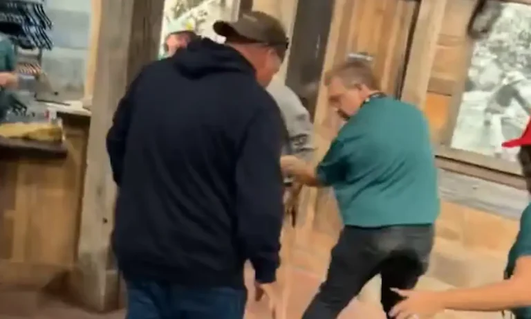 VIRAL: Πιάστηκαν στα χέρια μέσα σε μαγαζί και το βίντεο έγινε viral