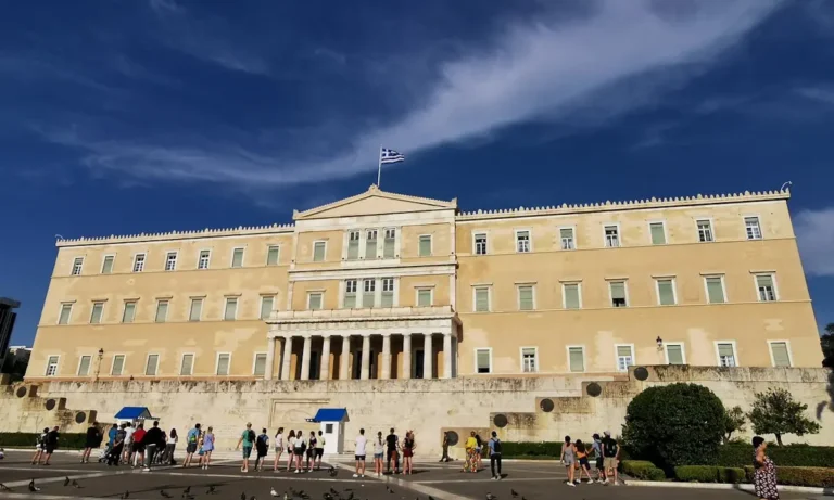 Eurostat: Ξανά στον πάτο της ΕΕ η Ελλάδα, αυτή τη φορά στο κατά κεφαλήν εισόδημα της τελευταίας εικοσαετίας