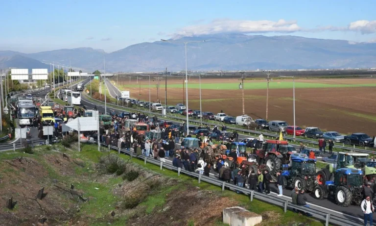 Αγρότες: Με «όπλο» την απόγνωση κλιμακώνουν τα μπλόκα – Με ξύλο και χημικά απαντά η κυβέρνηση