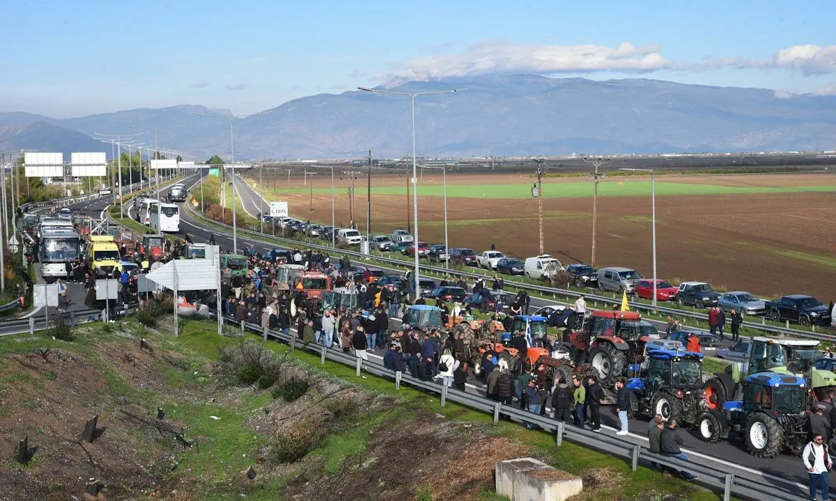 Αγρότες: Με «όπλο» την απόγνωση κλιμακώνουν τα μπλόκα – Με ξύλο και χημικά απαντά η κυβέρνηση