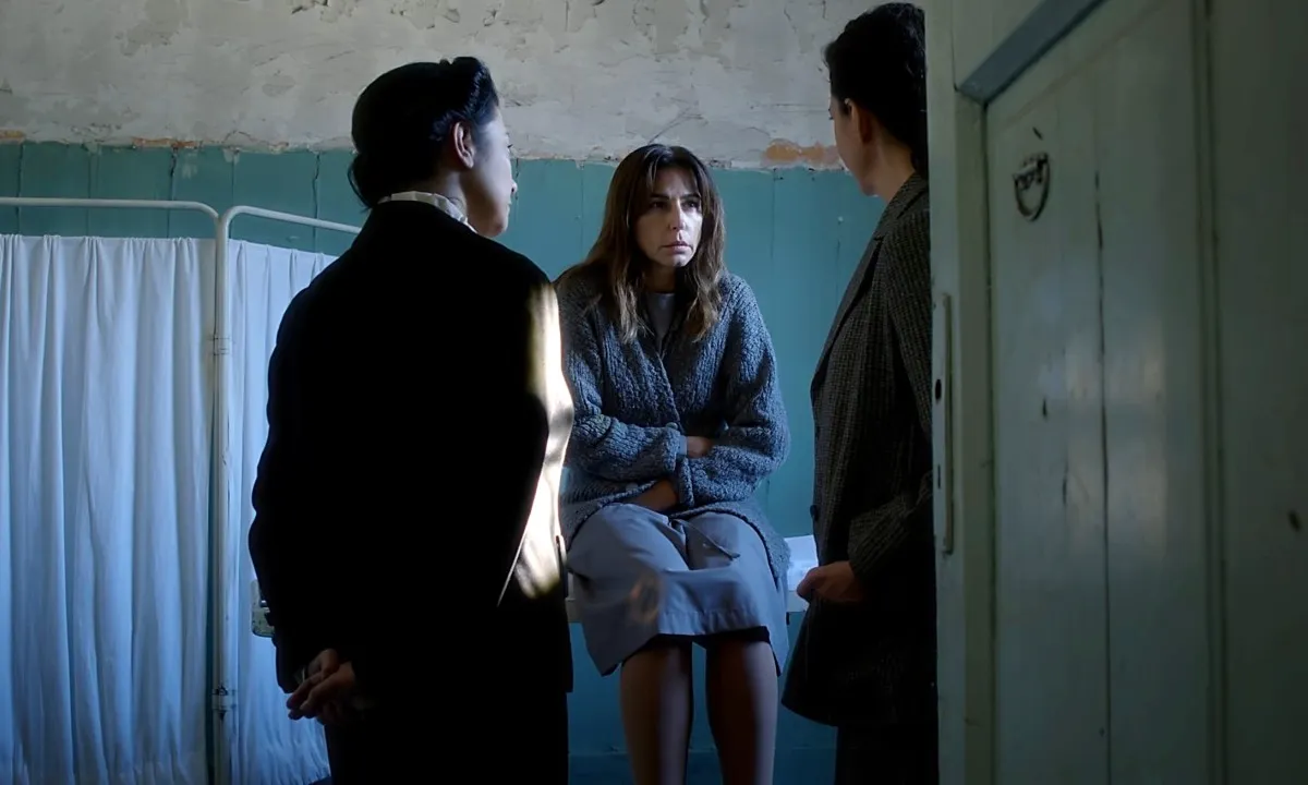 Άγιος Έρωτας: Ο Βασίλης διασύρεται – Η Σοφία οδηγείται στο κρατητήριο και η οικογένεια διαλύεται