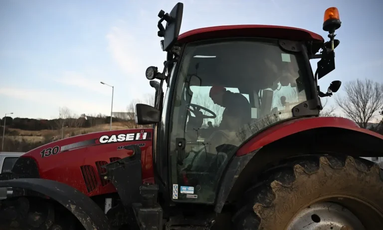 Κοινωνία: Αλλαγή τακτικής από την κυβέρνηση στις συνομιλίες με τα μπλόκα – Δείτε τι στέλνει επιλεκτικά στους αγρότες (Φωτό)